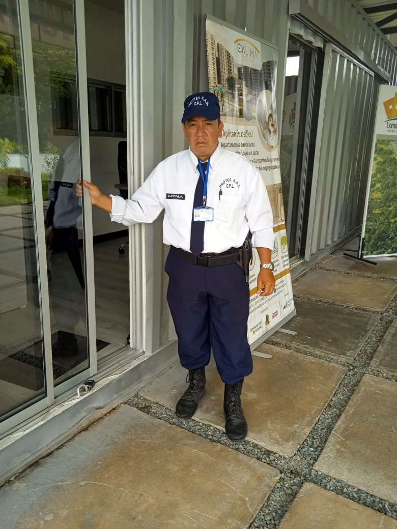 Portero de PROTES en la entrada de un conjunto
